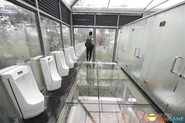 国内首个男、女全透明公厕开放:这画面十分酸爽