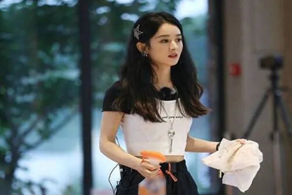 关于赵丽颖切肉切到手抖一事，你有何看法？