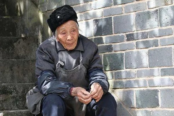 100岁奶奶贴脸陪伴98岁爷爷，这是爱情吗？