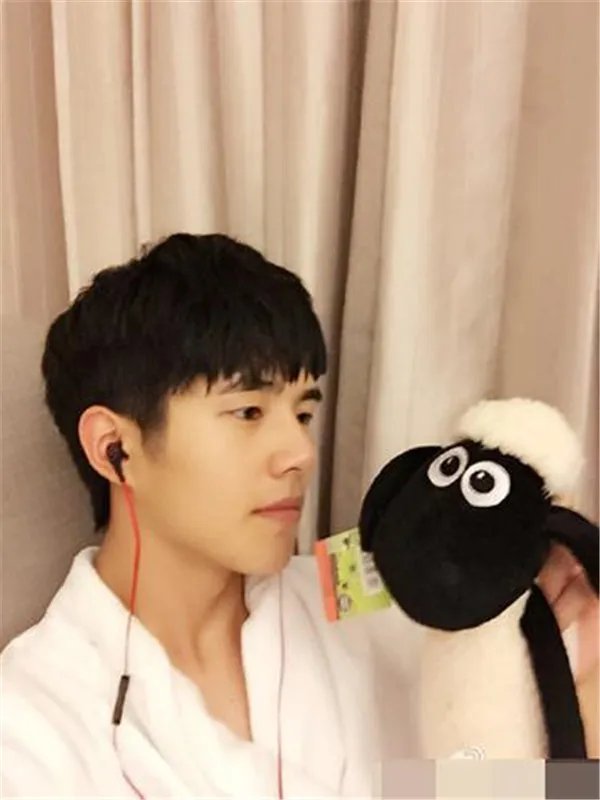 刘昊然家庭背景惊人父母是做什么的 刘昊然有个亲生姐姐照片曝光