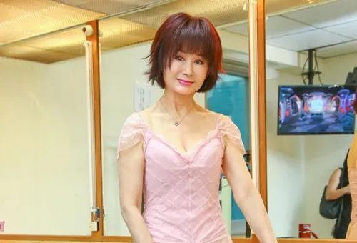 49岁演《游龙惊凤》少女红拂惊为天人，如今怎样？