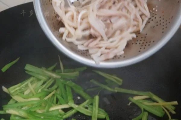 炒鱿鱼的家常做法是什么？