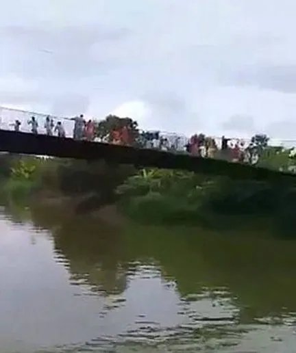 吊桥断裂多人坠河是怎么回事？