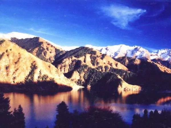 为什么那么多人喜欢去新疆旅游？新疆的旅游业是否很发达？