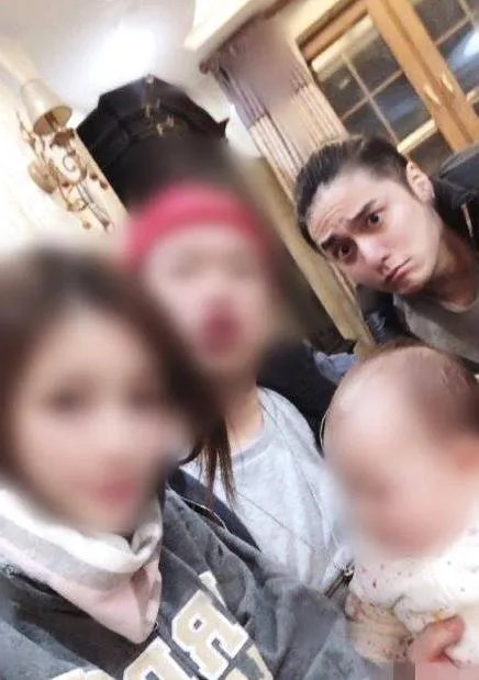 蒋劲夫与朋友聚会合照：依旧梳着小辫子状态很好