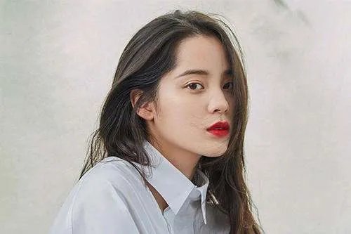 欧阳娜娜素颜那么美,为什么一化浓妆“丑”上热搜?