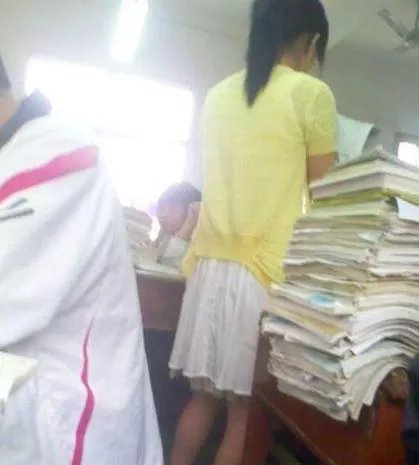 学生偷拍女老师黑丝照 性感穿着让屌丝坐立不安
