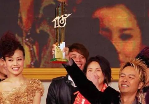 请问香港《十大劲歌金曲》历届的获奖名单及歌曲名称?