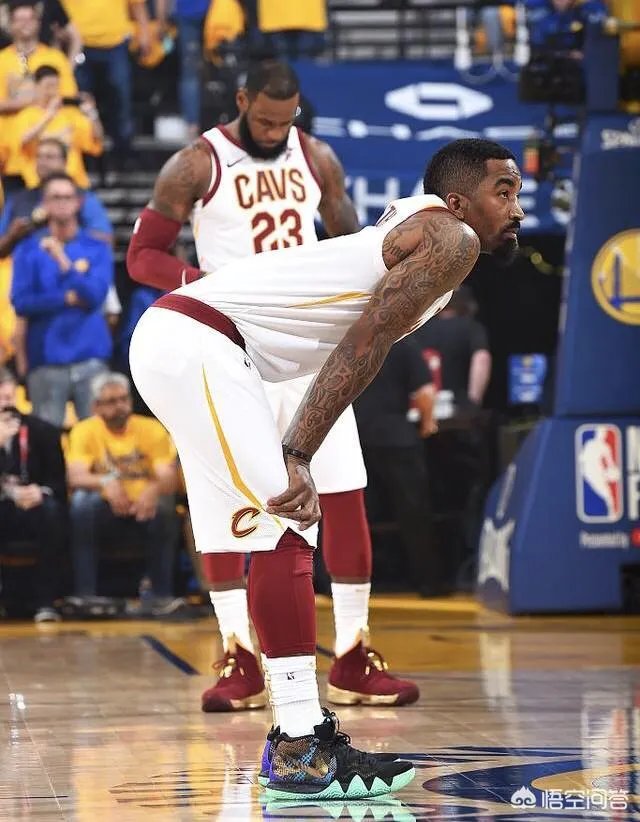 总决赛G2,明明是库里阻挡詹姆斯犯规，为什么裁判给了泰伦卢技术犯规？