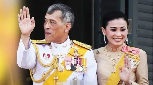 泰国国王带诗妮娜视察她曾被关监狱，诗妮娜曾遭受了怎样的委屈？