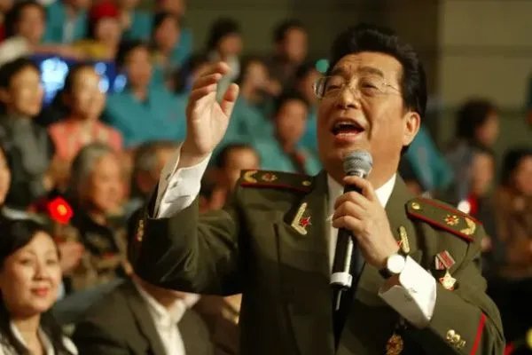 80岁李双江与黄宏热聊，李双江现在是什么军衔？