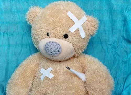 大爷烧伤后先抹盐水后抹大酱，网友调侃其在腌肉，正确做法是怎样的？