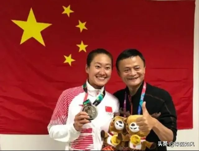 支付宝赞助中国女足发布会上，站在女足队员中间的蓝衣女士是谁？为什么可以站在C位？