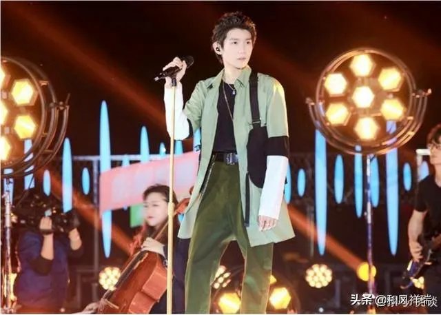 如何评价王源在湖南卫视五四晚会上的表现？