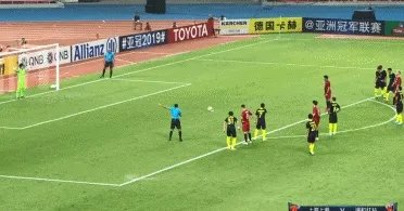 亚冠上港2-2浦和红宝石，日本的第一个进球是颜骏凌的锅还是犯规？哈桑执法公平吗？