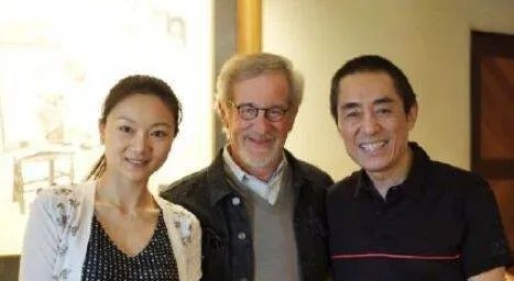 张艺谋的妻女去探班，陈婷打扮的很年轻，你羡慕张艺谋夫妻两人的爱情吗