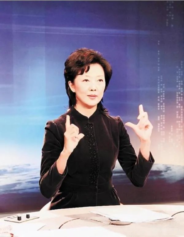 手语老师周晔，直播25年“不说话”，一开口想给朱广权一巴掌，为什么？