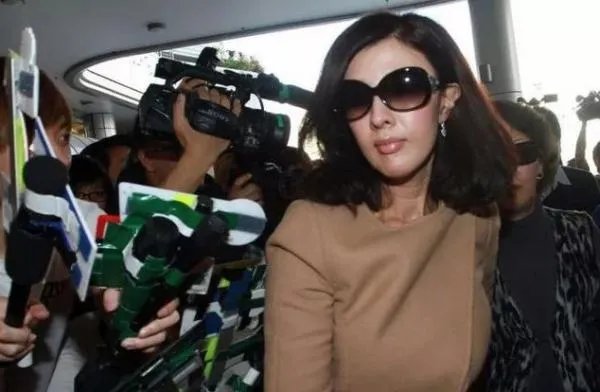 李嘉欣的姐姐长的怎么样?