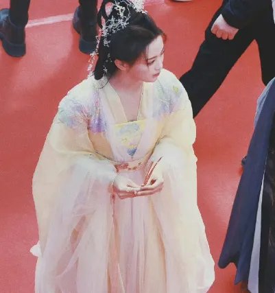 杨超越新剧《七时吉祥》正式开机，现场路透曝光，大家期待吗？