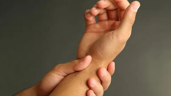 手指甲发白是怎么回事