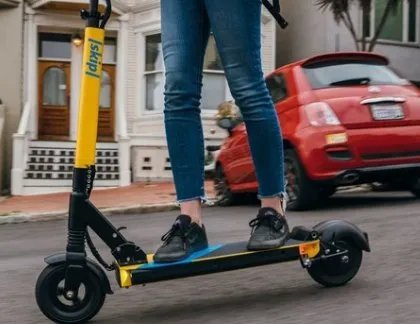 三轮的滑板车是怎么转弯的？