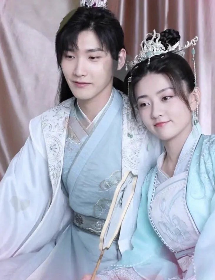 蒲巴甲梁洁恋爱4年官宣分手！他们的感情经历过哪些坎坷？