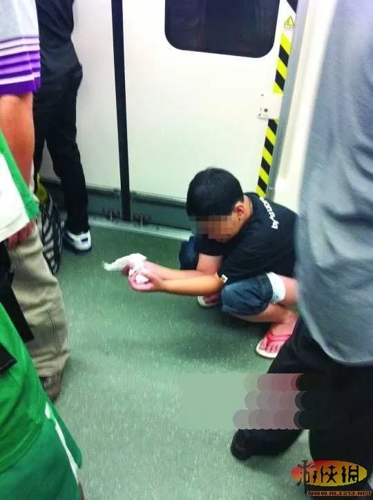 当时我震惊了！大便弟地铁内大便 引网友吐槽