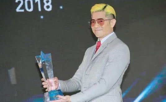 郭富城又入库天价跑车，怀二胎不久的方媛在二楼偷看，为什么？