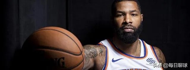 莫里斯抵达快船更衣室被记者围堵，小卡主动上前跟他打招呼，对此你怎么看？