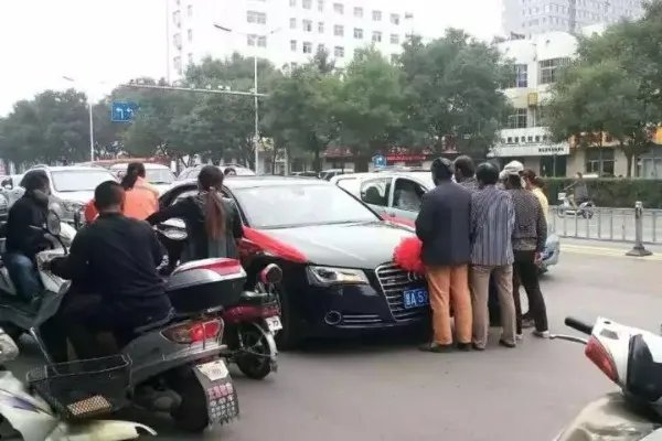 组团拦婚车十几次讨要红包，这些老人的做法应如何对待？
