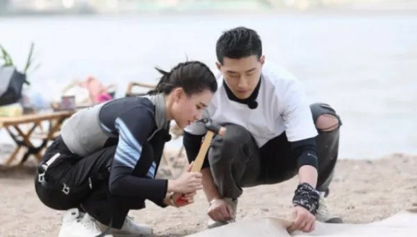 何超莲晒和窦骁出游照，两人是如何相识的？