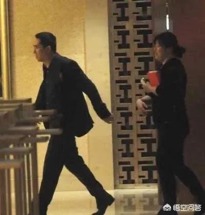 张嘉译走路自己知道吗