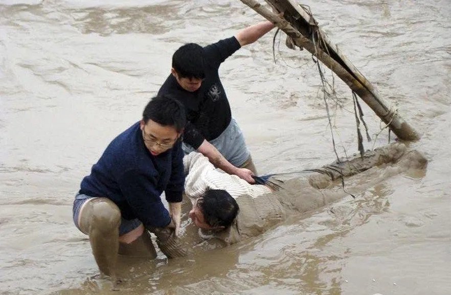 商丘一的哥跳湖救出轻生女子，全身湿透默默离开，他的善举拯救了什么？