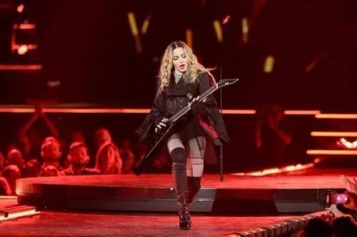 明星演唱会上被激光笔照射,为何此类事件无法杜绝?