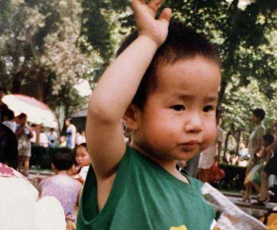 王一博童年照超萌，如今的他有哪些变化？