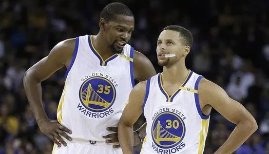 库里杜兰特深情拥抱，二人在球场下是不是好朋友？