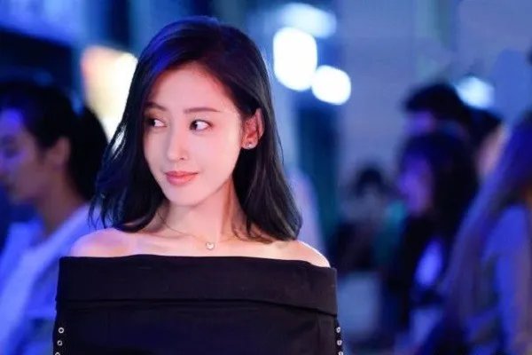 张天爱睡机场，为什么有人质疑是炒作？