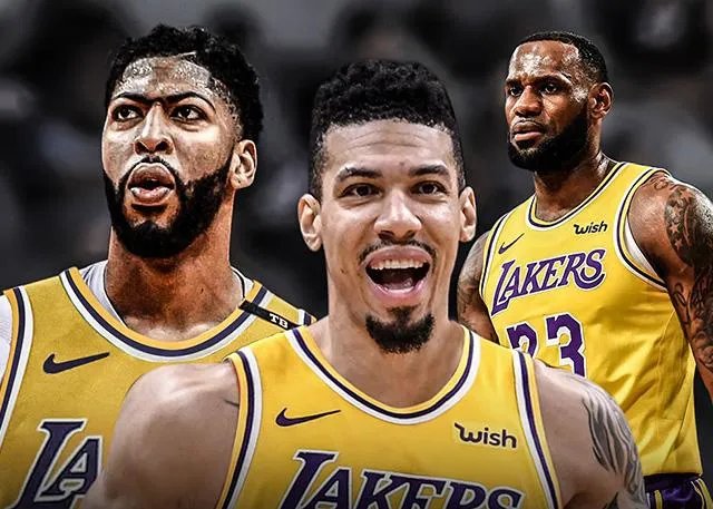 詹姆斯和浓眉骑车游园