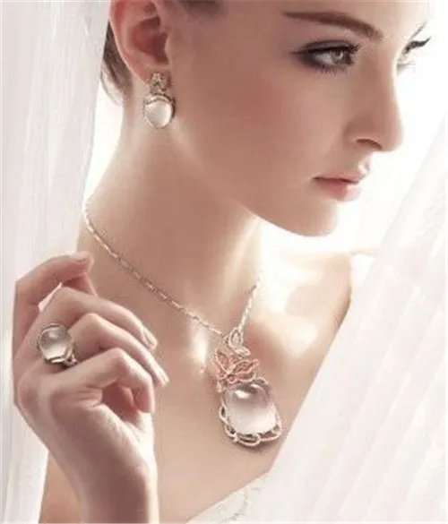 新娘婚纱发型图片2017 婚纱和首饰怎么搭配效果好