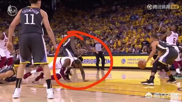 总决赛G2,明明是库里阻挡詹姆斯犯规，为什么裁判给了泰伦卢技术犯规？