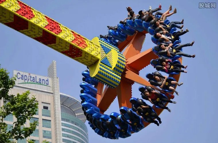 男子被大摆锤甩飞 游客们担心的事终究是发生了