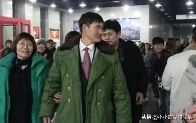 大衣哥家门被踹、村民借钱不还，他为什么还不离开农村？