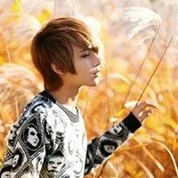 求几个非主流男生头像，要那种背景有阳光，或者有草地，或者有夕阳或者有蓝天的那种唯美清爽的。