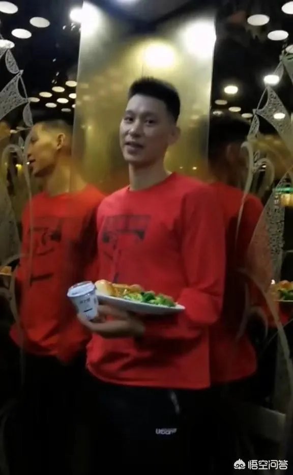 网友晒出电梯偶遇林书豪视频，后者自曝：来到北京后，放弃了饮食规律，你怎么看？