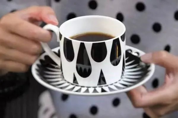 《说好不哭》MV中女主角工作的奶茶店一夜之间走红，真的值得去喝吗？