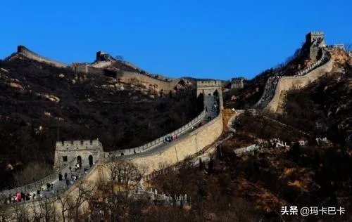 “万里长城今犹在，不见当年秦始皇”是哪首诗里的？