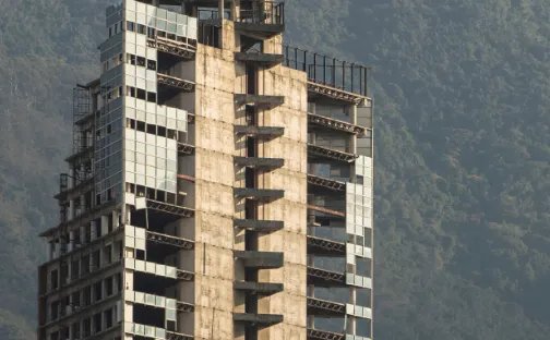 云南昆明,七年烂尾楼被爆破拆除,那些买了房子的人该咋办?