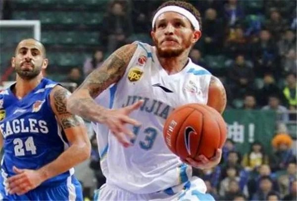 前NBA球员德隆蒂·韦斯特被爆流浪街头，曾赚1600万刀，为何落魄至此？