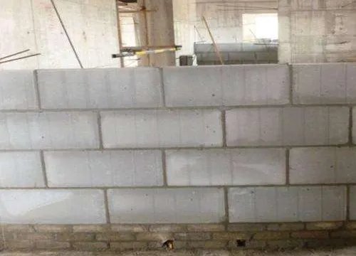 加气块可以直接砌在地面上吗