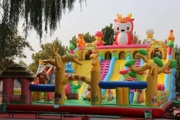 湖北一景区外充气城堡被风掀翻，是否有造成了人员伤亡情况？